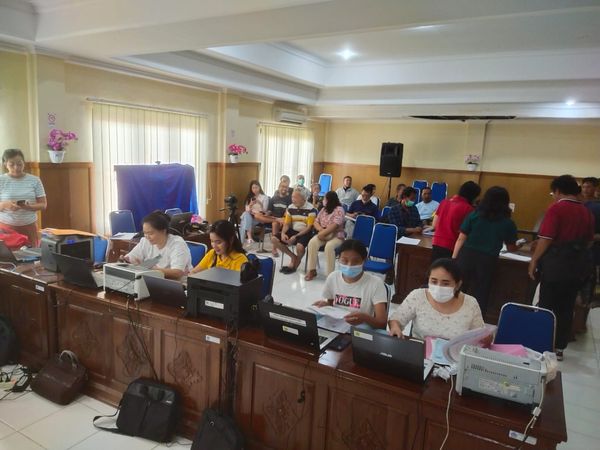 Jemput bola pelangi di Desa Pemecutan Kelod