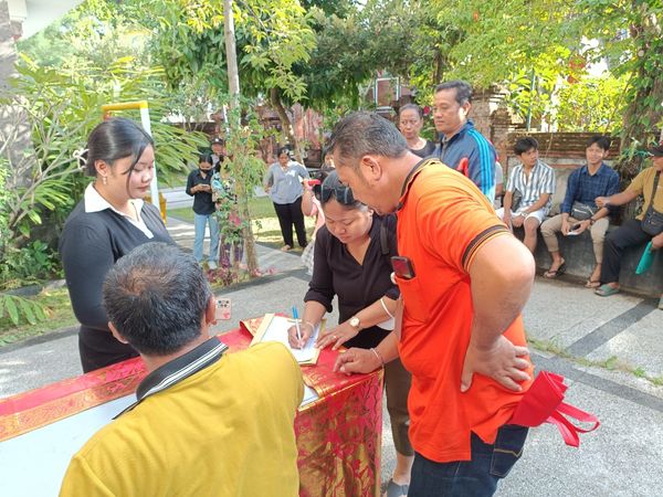 Pelayanan Jemput Bola Di Kantor Desa Sanuh Kauh