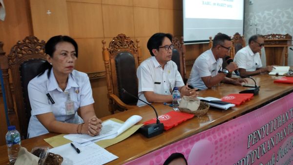 Narasumber di Desa Dauh Puri Klod terkait Pendaftaran Penduduk Non Permanen