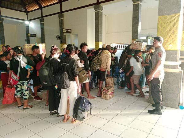 Pendataan penduduk non permanen penumpang Kapal KM AWU di Pelabuhan Benoa