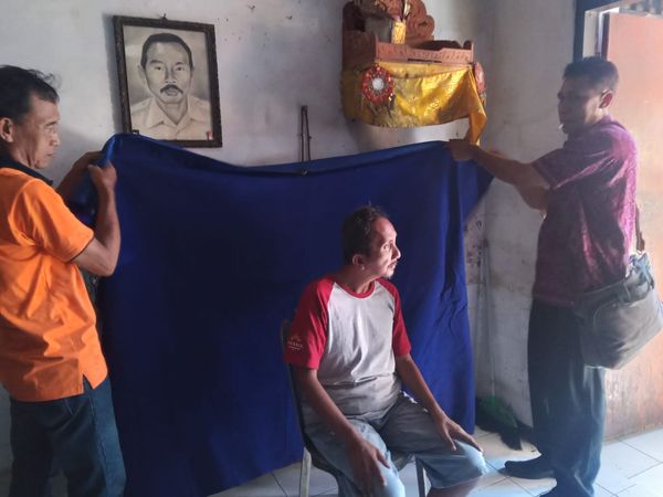 Melakukan Kegiatan Jemput Bola Perekaman KTP-el Warga Sakit di Desa Dauh Puri Kauh