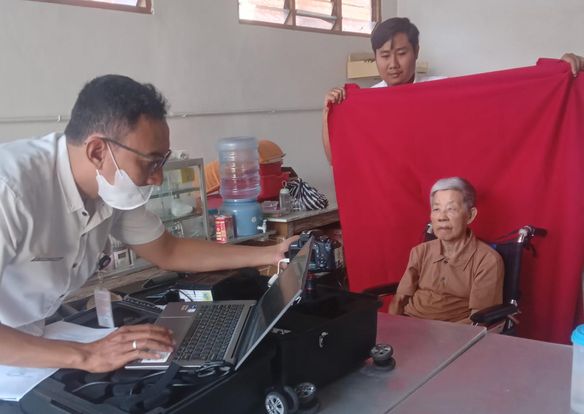 Jemput Bola Perekaman KTP-el untuk warga sakit di Desa Dauh Puri Kaja