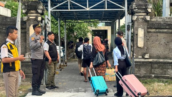 Kegiatan penertiban penduduk di pelabuhan Benoa dengan penumpang kapal Tilongkabila