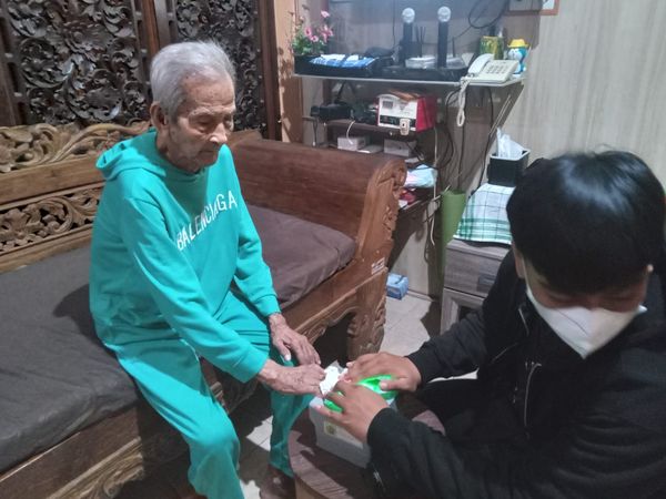 Kegiatan Jemput Bola Perekaman KTP-el warga sakit di Desa Tegal Harum