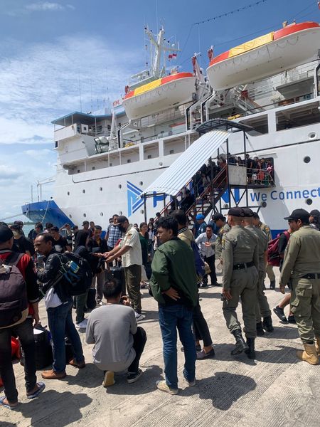 Kegiatan penertiban penduduk di pelabuhan Benoa