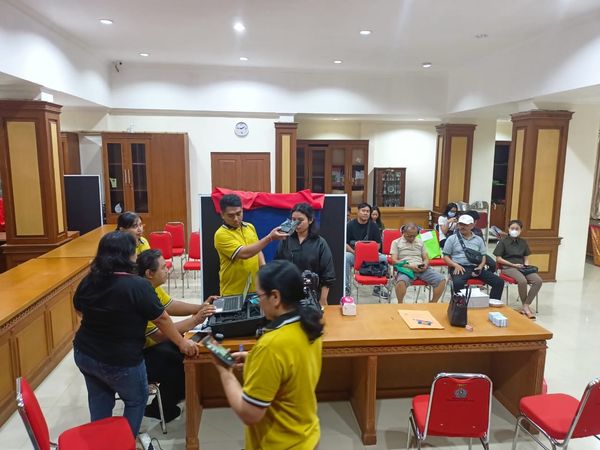 Melaksanakan Jemput Bola Perekaman dan Pencetakan KTP elektronik Bagi pemilih pemula