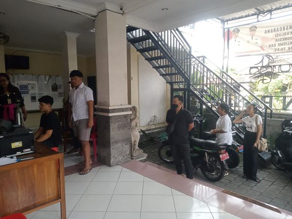 Pelayanan kegiatan Jemput Bola Rekam dan Cetak KTP El di Kelurahan Panjer