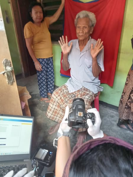 Pelayanan Jemput Bola Disdukcapil Kota Denpasar bagi warga sakit berupa perekaman KTP-el