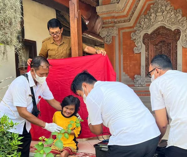 Pelayanan Langsung di Lokasi Jemput Bola Perekaman KTP-el untuk Warga Sakit