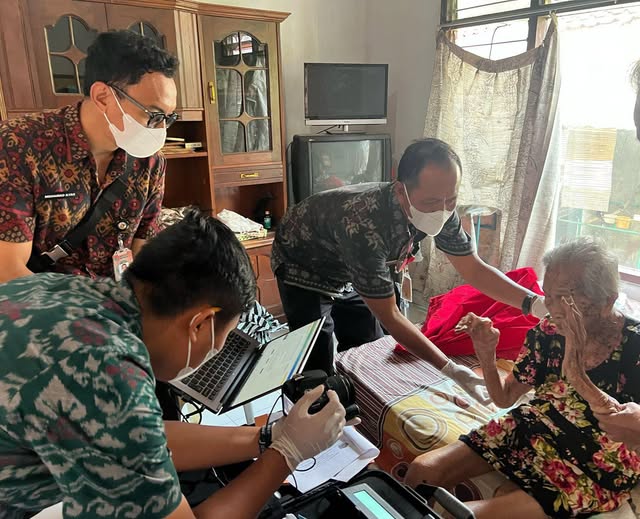 Kegiatan Jemput Bola Perekaman Ktp-El Warga Sakit (Lansia) di Desa Sumerta Kaja