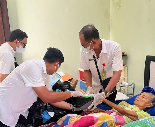 Kegiatan Jemput Bola Perekaman Ktp-El Warga Sakit (Lansia) di Biaung 