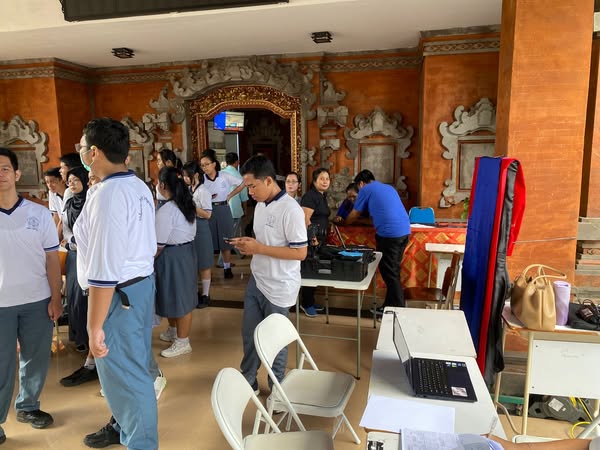 Disdukcapil Kota Denpasar melakukan kegiatan Jemput Bola untuk perekaman KTP-el dan aktivasi IKD di SMAN 2 Denpasar