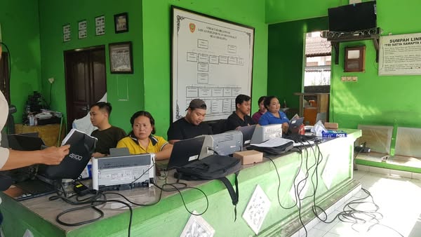 Disdukcapil Kota Denpasar melakukan kegiatan Jemput Bola untuk perekaman KTP-el dan aktivasi IKD di Kantor Desa Sidakarya