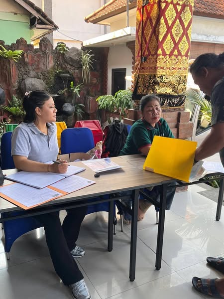 Jemput Bola Pelangi di Desa Peguyangan Kangin