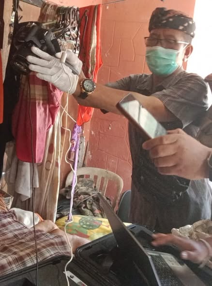 Jemput Bola Perekaman KTP-el Warga Sakit di Br. Kepisah Pedungan